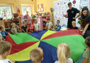 Zabawa w kosmitów z chustą animacyjną.
