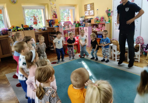 Prowadzący wraz z dziećmi wykonuje podskok.