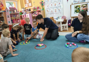 Biedronki z zainteresowaniem przyglądają się kolejnemu zadaniu.