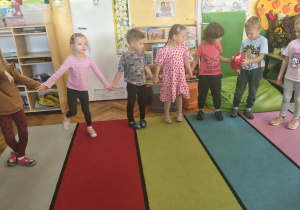 Dzieci puszczają iskierkę przyjaźni.
