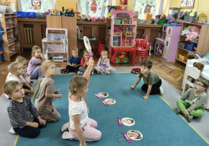 Kornelka demonstruje smutną minę dziecka..