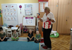 Pani Ania przedstawia dzieciom historię Piotrusia.
