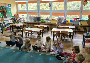 Bieedronki podnosząc do góry balonik reagują na emocje chłoopca z opowiadania.