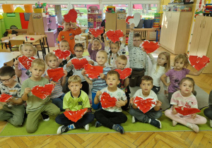 Dzieci prezentują swoje prace.