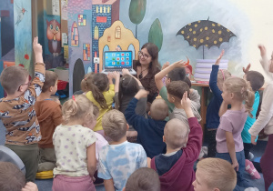 Przedszkolaki nazywają aplikacje na laptopie.