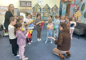 Dzieci bawią się sensorycznymi pacynkami.