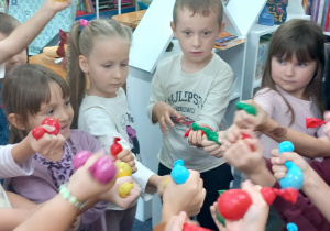 Z kolorowych kul dzieci stworzyły antystresowe gniotki
