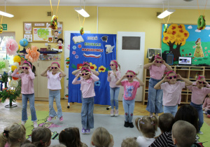 Dziewczynki prezentują układ taneczny do piosenki Różowe okulary.