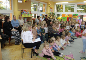 Dziewczynki tańczą układ taneczny w różowych okularach.