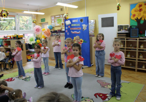 Pokaz tańca z serduszkami w wykonaniu dziewczynek.