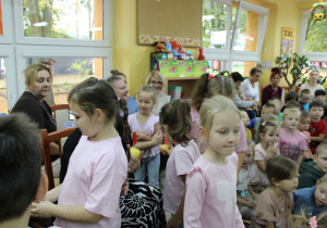 Starszaki wręczają gościom upominki.