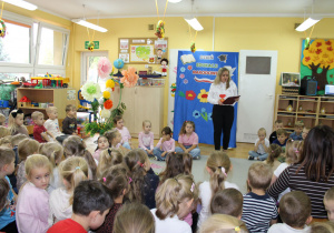 Pani dyrektor składa pracownikom przedszkola życzenia.