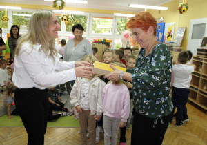 Pani dyrektor wręcza upominki dla Słoneczek pani Agnieszce.