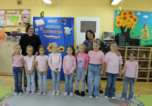 Dziewczynki z warsztatów tanecznych pozują do zdjęcia.