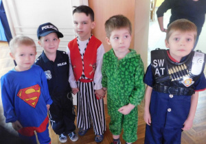 Chłopcy z grupy Biedronek w karnawałowych przebraniach.