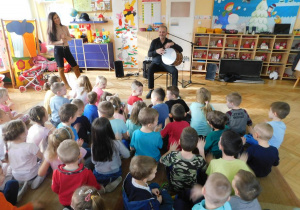 Dzieci słuchają armeńskiej melodii o małej dziewczynce z czarnymi, dużymi oczami granej przez pana Armena Karapetyan.