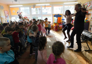 Dzieci wraz z gośćmi tańczą do piosenki.