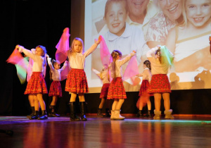 Dziewczynki z Żabek wykonują "Taniec Aidy" z chustami.