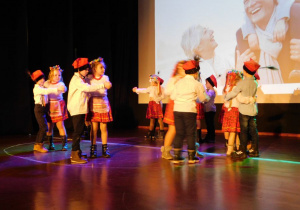 Dzieci z grupy Żabek tańczą krakowiaka.
