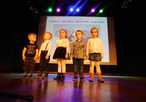 Pięcioro dzieci z Krasnoludków śpiewa piosenkę.