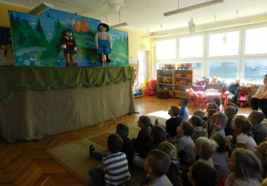Przedszkolaki w skupieniu oglądają przedstawienie.