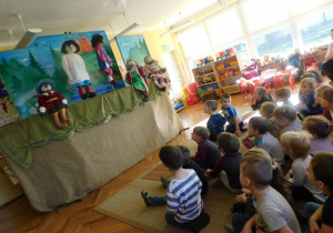 Dzieci z zainteresowaniem oglądają przedstawienie.