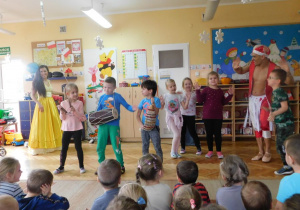 Chętne dzieci zostały włączone do tańca i gry na instrumentach: shakerze, bębnie oraz klawie.
