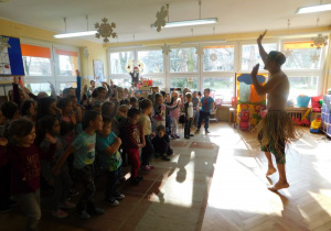Dzieci wspólnie z panem Angelem tańczą merengue do piosenki o krówce - La vaca.