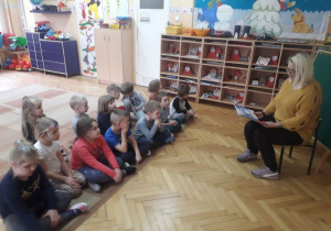  Ciocia Milenki z grupy Słoneczek przeczytała dzieciom bajkę z serii Tęczowy Świat Bajek pt. Królewna Śnieżka. 