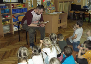 Tata Edytki z grupy Misiaczków czyta dzieciom bajkę pt. Franklin, mały chwalipięta.
