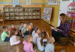  Ciocia Kamilka S. czyta grupie 