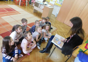 Mama Nadii z grupy Biedronek czyta dzieciom bajkę pt. Kubuś i przyjaciele.
