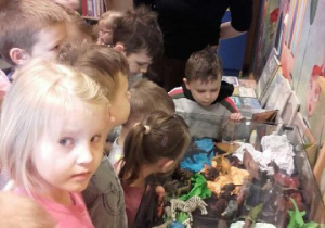 Dzieci z grupy Żabek oglądają wystawę zwierząt.