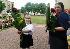 Pani Halinka wraz z Julią z pięknymi bukietami kwiatów.