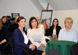 Pani Renata Stasiak słucha życzeń i podziękowań.