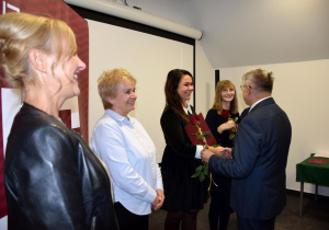 Pani Renata Stasiak w oczekiwaniu na przyjęcie życzeń i gratulacji.