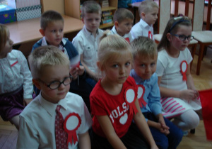 Przedszkolaki uważnie oglądają film „Z albumu Dziadka - historia Józefa Piłsudskiego opowiedziana dla dzieci”. 