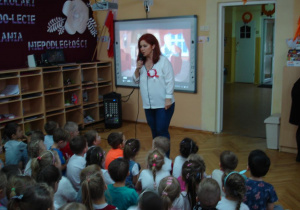 Pani dyrektor Barbara Wilk wita dzieci na obchodach 100- lecia Odzyskania Niepodległości przez Polskę 