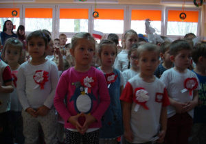 Dzieci prezentują w własnoręcznie wykonane kotyliony.