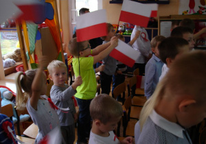 Przedszkolaki tańczą przy piosence: Jestem Polką i Polakiem