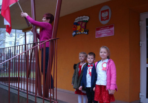 Wywieszenie flagi Polski przed wejściem do przedszkola.