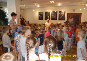 Pani Magda oprowadza dzieci po wystawie