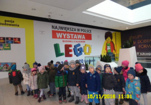 Dzieci przed wystawą klocków Lego