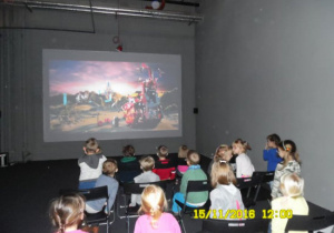 Dzieci podczas zwiedzania wystawy wstąpiły na film z prezentacją klocków Lego