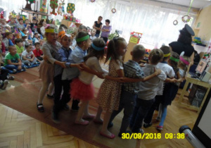 Dzieci demonstrują piosenkę "Lokomotywa" 