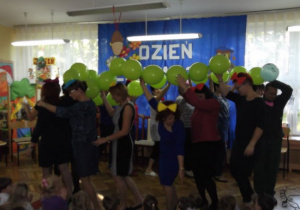 Wszyscy pracownicy z balonami tańczą Stonogę