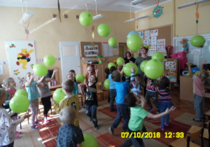 Zabawa dzieci balonami