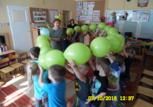 Dzieci tworzą balonową stonogę i tańczą
