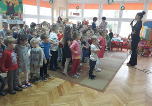 Przedszkolaki śpiewają piosenkę.