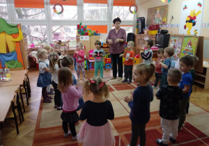 Dzieci wraz wychowawczynią śpiewają piosenkę „Pucu, pucu